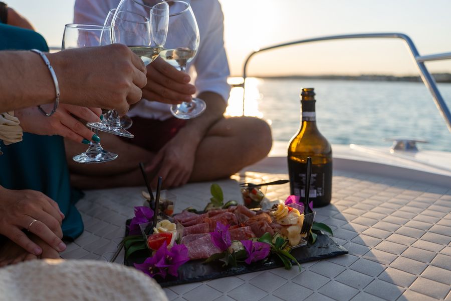 Bari Sea Tours - aperitivo a bordo al tramonto, Bari