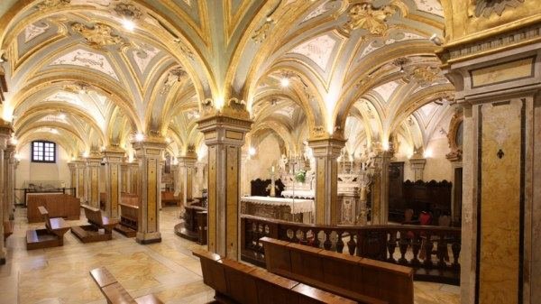 Bari Mediterraneo Tour - chiostro medievale e cripta, Bari